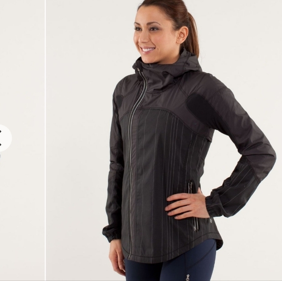 lululemon athletica Jackets & Blazers - Lululemon Run: Get Up And Glow Jacket *Reflective 360 in Black color size 6